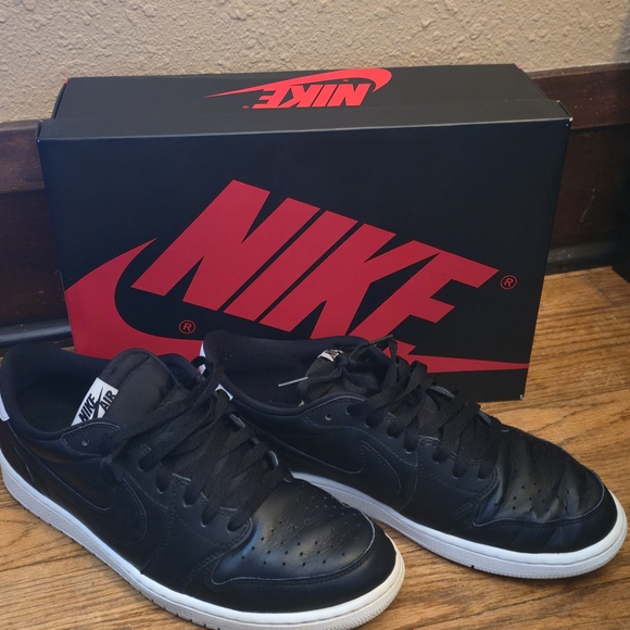 Nike Air Jordan 1 - Picture 1 of 6